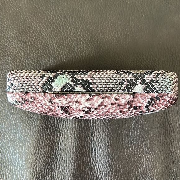 NWOT XOXO Faux Snake Skin Textured Hinged Glass Case w/Cream Velvety Interior - Picture 5 of 6
